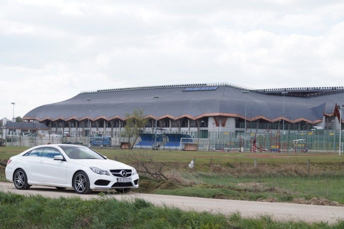 Mercedes Coupé a felcsúti stadionnál