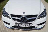 Minden, csak nem unalmas a Coupé AMG-spoilerszettes frontja