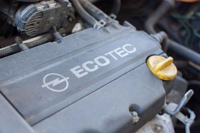 Egy olcsó és megbízható használt Opel 47 Ha az Ecotec feliratos fedél alatt lakó gyújtótrafót kell cserélni, az utángyártott alkatrész ára 40-60 ezer Ft között mozog. Bontóból szerencsés esetben tízezer forintból vehetünk trafót