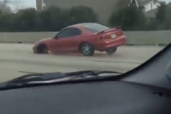 Három kerékkel vágtatott az autópályán