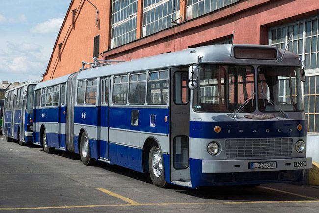 Városszerte nosztalgiajáratok indulnak a húsvéti ünnepek ideje alatt Budapesten, a veterán villamosokkal együtt az Ikarus 180-as autóbusz is közlekedik.