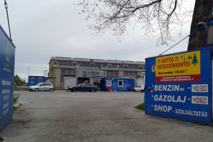 Diszkont benzinkútra csábít a tábla