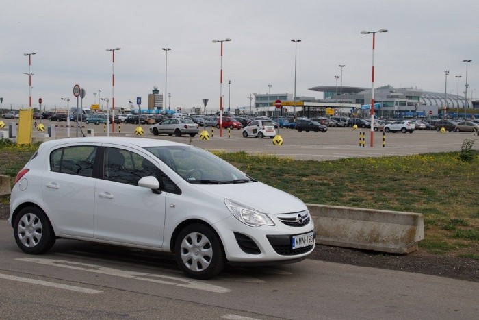 Van autód? Kell az neked? 3 Pistikét kell kivinni a reptérre a bőrönddel, amikor megy Angliába szerencsét próbálni? Ehhez sem kell saját autó vagy taxi