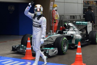F1: Hamilton a vízen járt Kínában