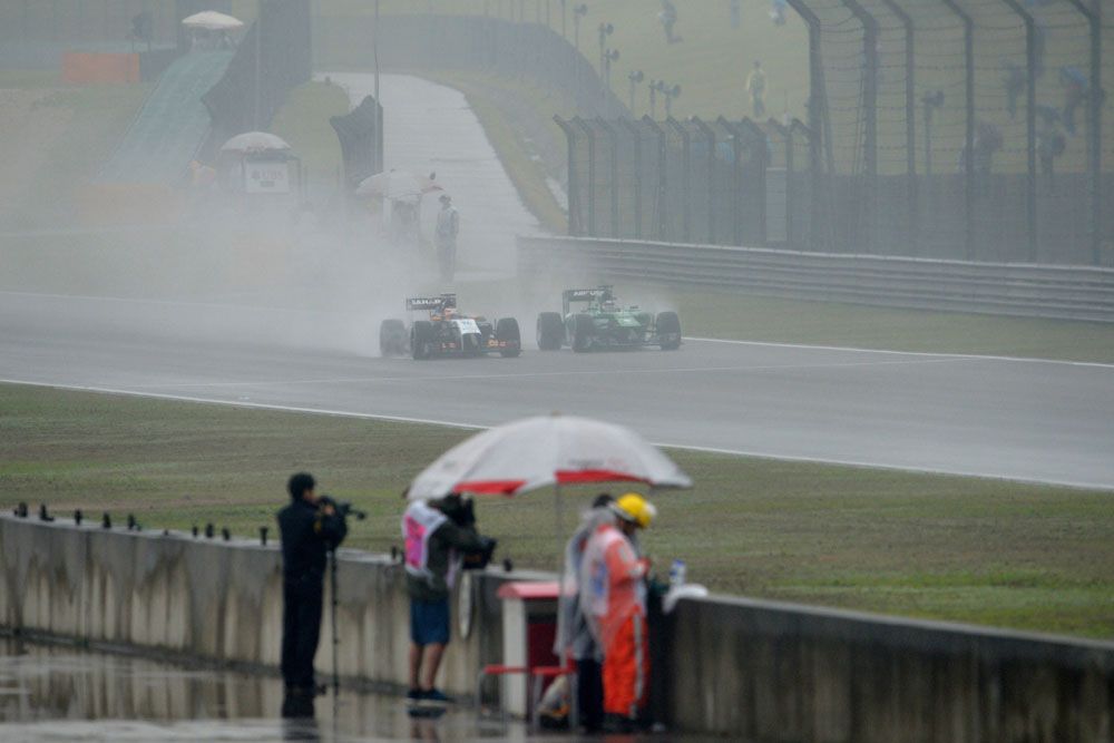 F1: Hamilton a vízen járt Kínában 21