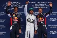 F1: Hamilton a vízen járt Kínában 51