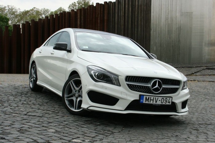 Kitalálja az árát a Mercinek? 2 A képen látható autó ára pont a duplája a típus alapárának. 4 év vagy 120 ezer kilométer garanciát ad hozzá a Mercedes-Benz Magyarország