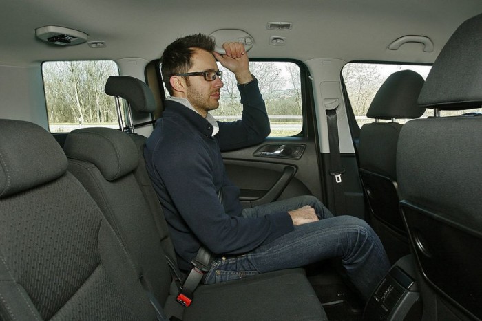 Állítható a hátsó üléstámlák dőlésszöge és a pad hosszirányban tologatható