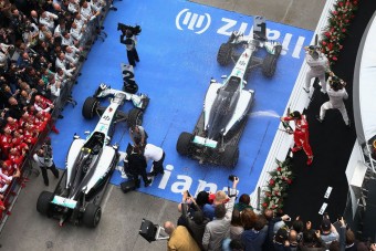 F1: Mercedes-uralom, halálos unalom