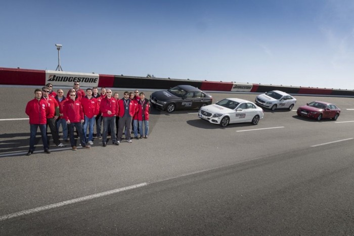Van jobb a 3-as BMW-nél? 2 Az Auto Motor und Sport Brazíliától Mexikón át Kínáig a világ minden tájáról hívott újságírókat a helyi kiadások szerkesztőségeiből, hogy igazon objektíven mondhasson ítéletet az új C-Merciról és konkurenseiről
