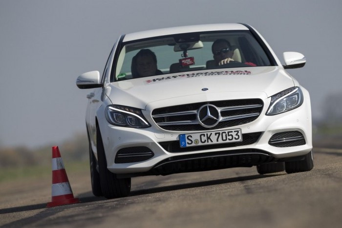 Van jobb a 3-as BMW-nél? 13 A mezőny legfiatalabb tagja, tehát elvileg a legfrissebb, legjobb technikát hordozza a Mercedes C Klasse