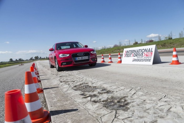 NVH-kontroll: a direkt összetört tesztcsíkon a kocsik zajszintjét mérték az AMS szakemberei