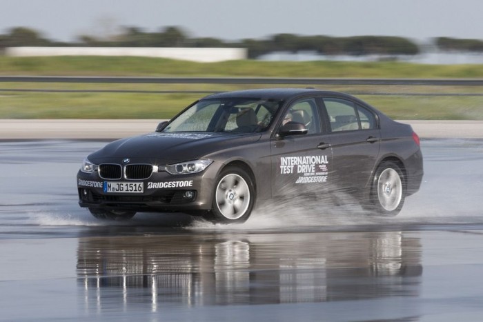 Vizes féktesztek, tapadási tesztek is szerepeltek a mérések között