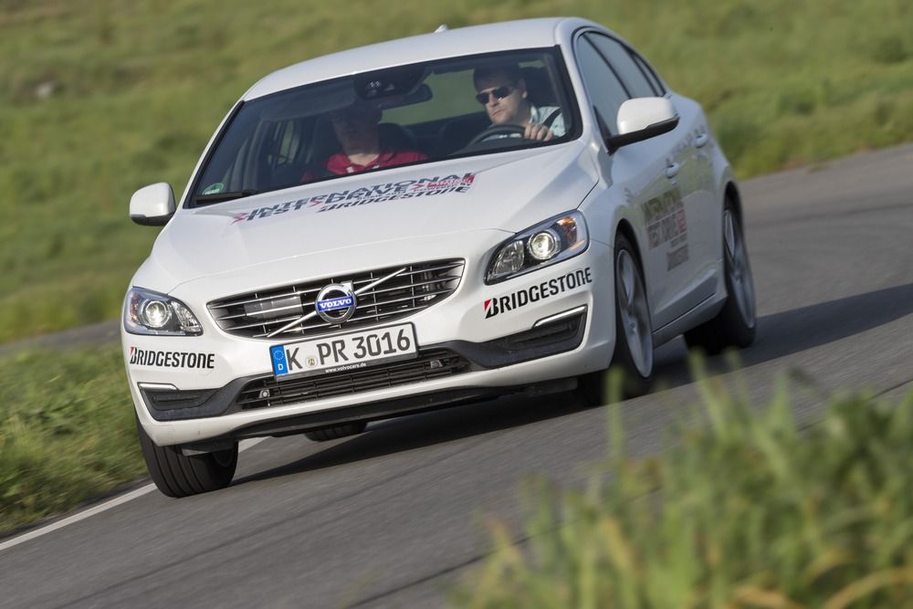 Hasít a Volvo a Bridgestone tesztpályájának peremén kiépített ál-vidékies ál-országúton