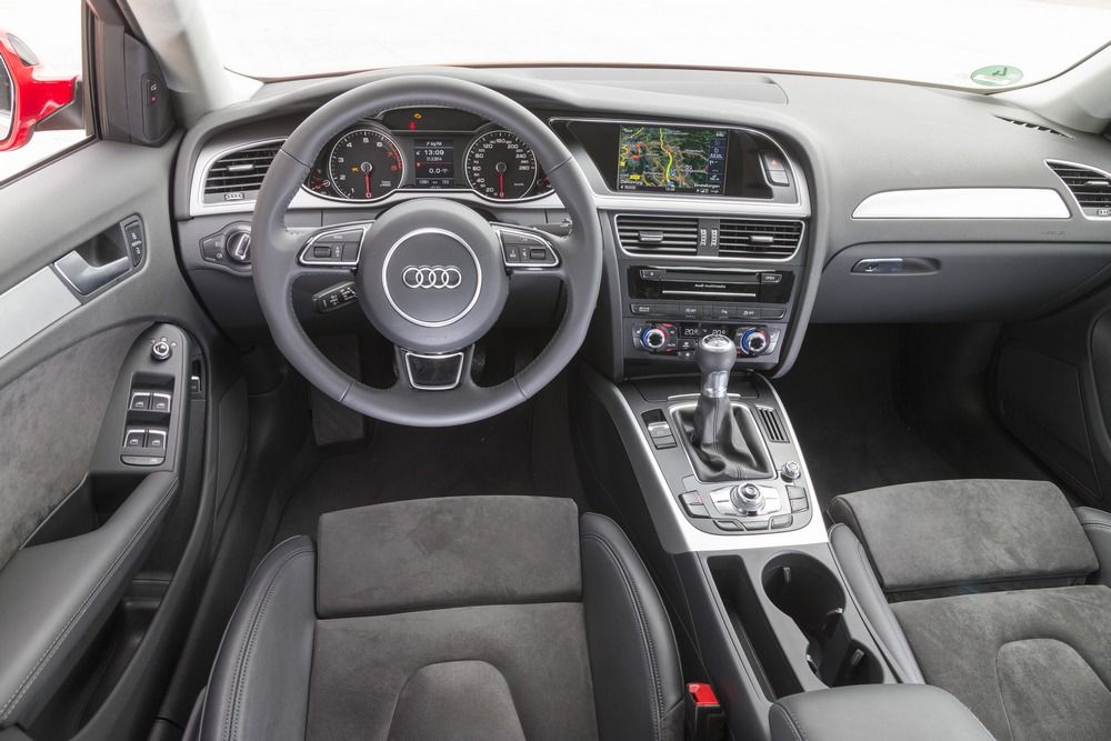 Józan, praktikus, precíz, egyértelmű az Audi vezetői környezete. Figyelem: a vezetőülés combtámaszának hossza állítható!