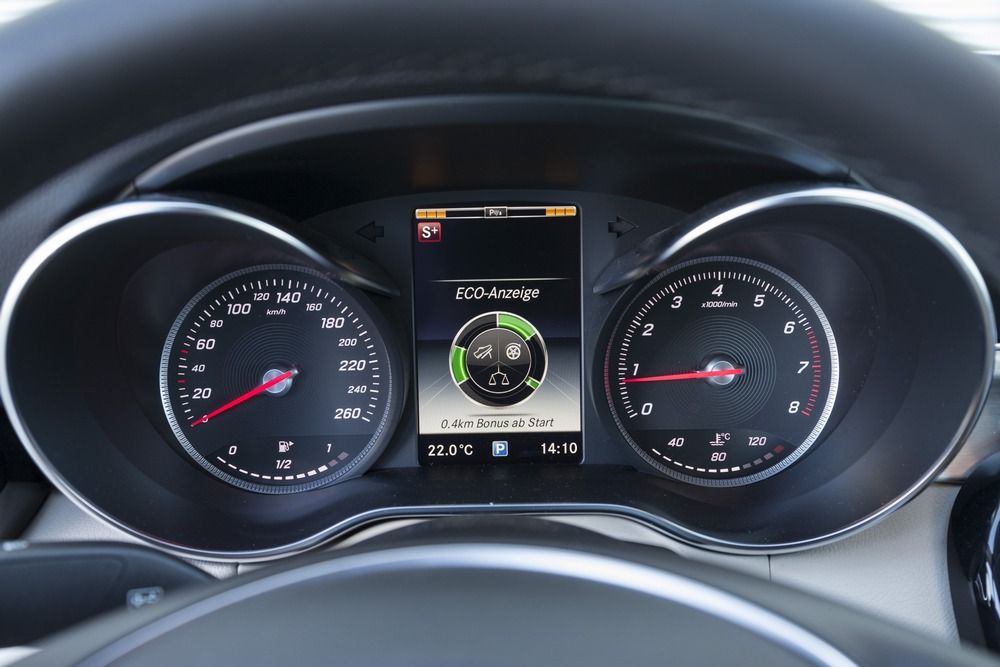 A Mercedes műszeregysége: nagy színes LCD-panel a fókuszban
