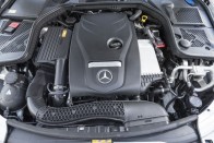 A Mercedes új turbómotorja 1200-as fordulaton leadja 300 Nm-es csúcsnyomatékát. Ja, és nem dízel :-)