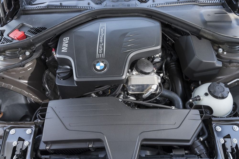 A BMW motorja 1250-es fordulaton adja le csúcsnyomatékát. Elhelyezése kiváló: hosszában áll és jól hátul, igazi luxusautó-recept szerint