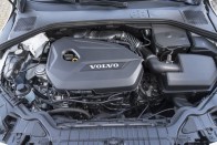 A Volvo 1,6 literes turbómotorja finom és csendes, de érezni, hogy ő a legkisebb a 180 lóerő körüli mezőnyben