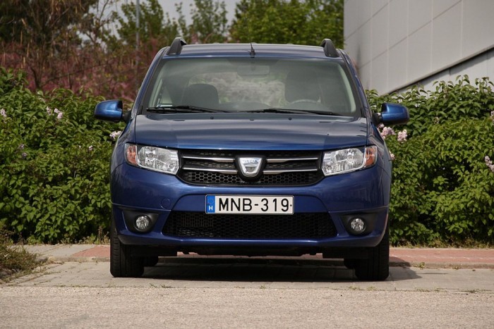 Elölről egész pofás darab