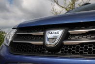 Büszke Dacia embléma uralja a hűtőmaszkot