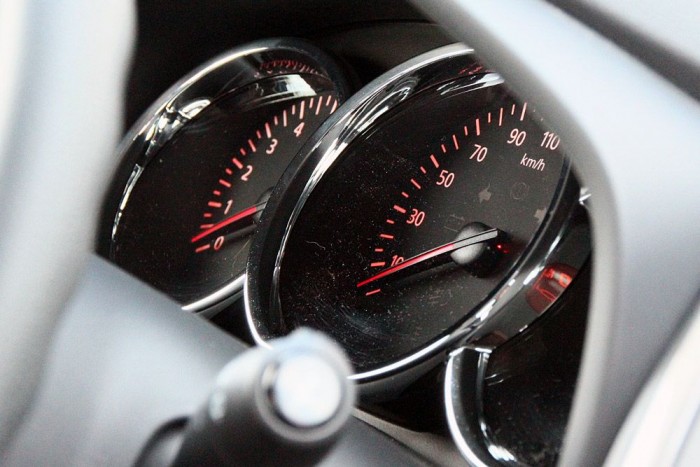 Csillogó króm keretet kaptak a műszerek