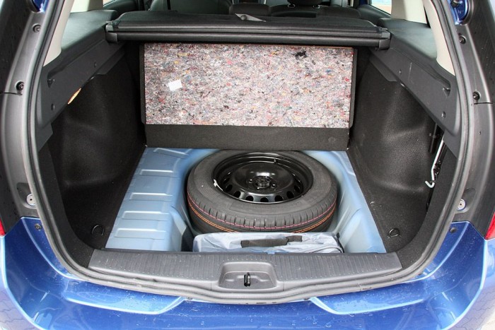 Még pótkeréknek is jutott hely a padló alatt