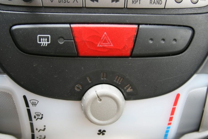 Töredezetté válik a vészvillogó kapcsolója az évek múlásával