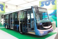 Cseh elektromos buszok futószalagon 8 A SOR EBN 8 egy kiállításon. A cseh gyártó hamarosan mindegyik típusára kiterjeszti a megújított formatervet