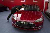 Kínában is töltőhadjáratot indít a Tesla 4