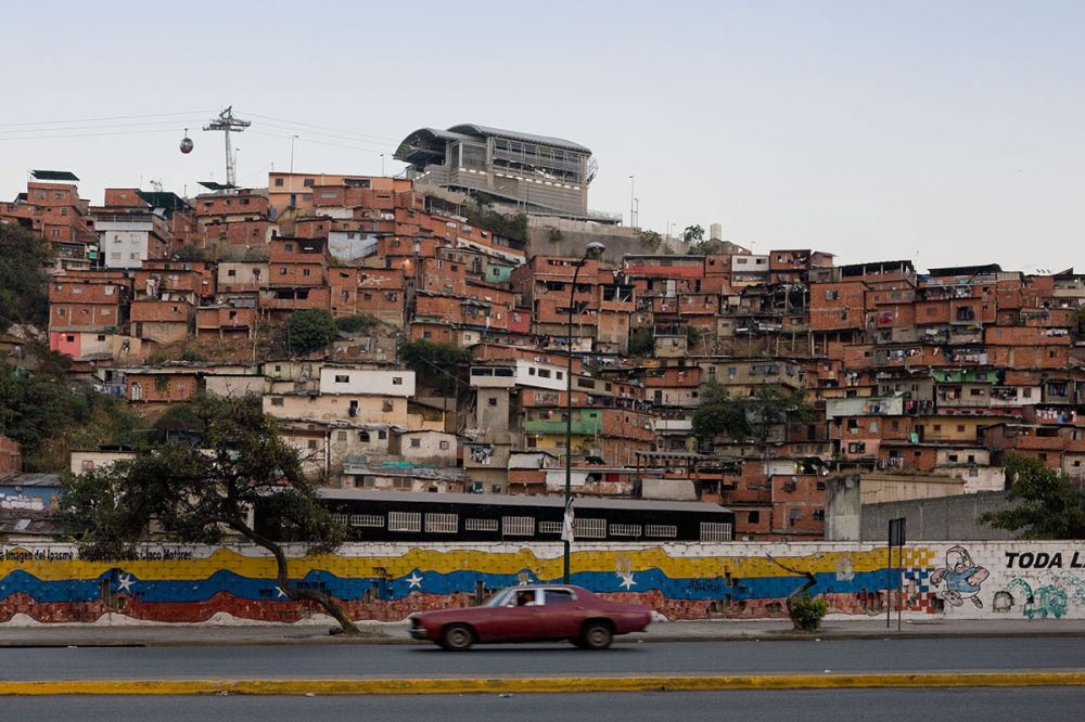 1. Venezuela, kb. 11 Ft/liter. A 14 évig regnáló Hugo Chavez halála után is Venezuelában maradt a legeslegolcsóbb az üzemanyag a világon. Belefér, mert a dél-amerikai ország trónol a Föld legnagyobb olajtartalékán