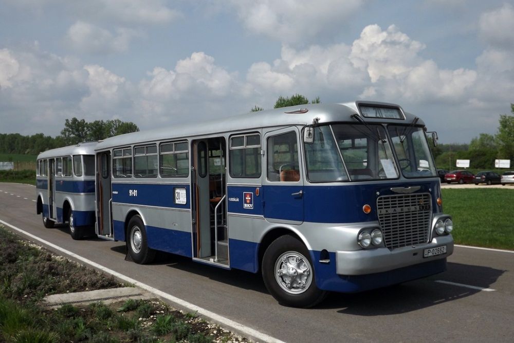 Felújított, egykoron a BKV állományában lévő Ikarus 620-as autóbusz ÁMG pótkocsival. A típus érdekessége, hogy a vezetőfülkét teljesen elválasztották az utastértől, ugyanakkor a kalauz a vezető melletti utasülésen is utazhatott szabadidejében
