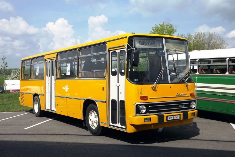 Eredeti állapotában felújított Ikarus 266-os, melyről korábban mi is írtunk. Ez a modell a magyar autóbuszgyártás fénykorában gördült le a szerelősorról. A 266-osból több mint 6600 darabot gyártottak, melyekből ma már szinte alig néhány tucat fut az utakon. A modell az 1971-es BNV-n mutatkozott be, kifejlesztésénél a mérnökök az egyszerűségre és olcsóságra törekedtek.