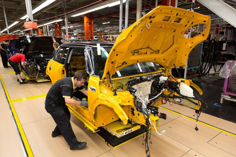 305 030 darab MINI készült tavaly. Az oxfordi gyár mellett Hollandiában is megkezdődött az új MINI gyártása
