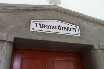 Bíróság előtt Sz. úr, az autókarcoló