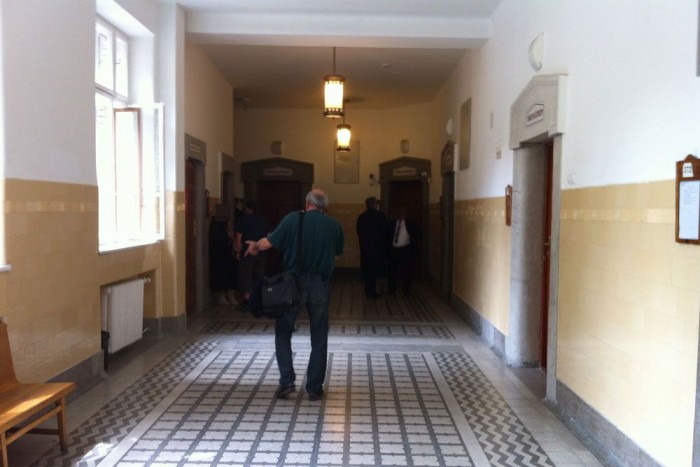 Jobbra hátul Sz. úr, és az ügyvédje