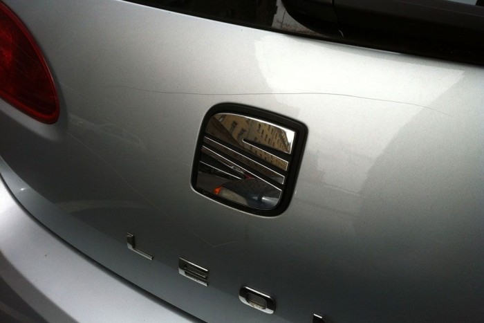 A jel alatt is, fölött is karc