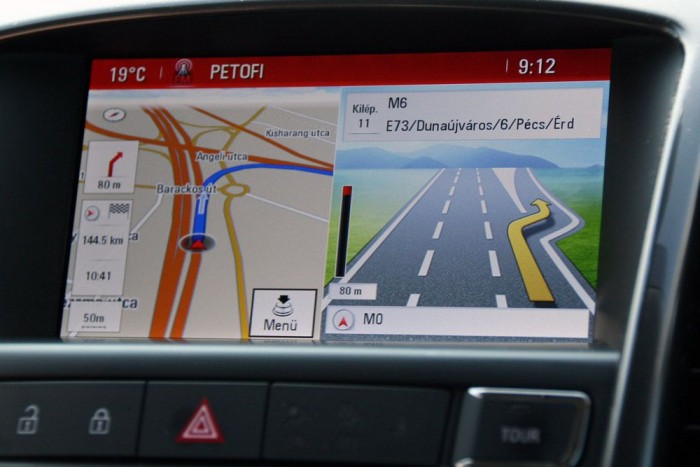 Új, szép a navigáció, csak a néni nem beszél benne magyarul. Próbál ugyan, de nem megy neki.