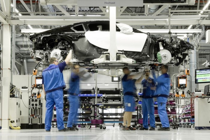 Így gyártják a BMW i8-ast 9