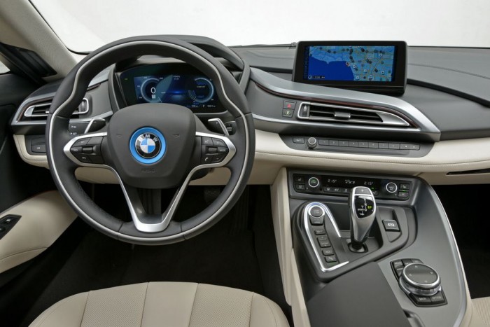 Mit is tud a BMW i8? 6