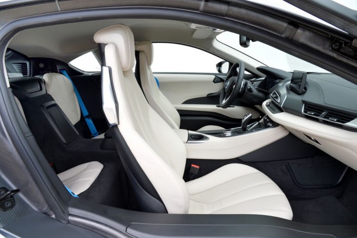 Mit is tud a BMW i8? 8