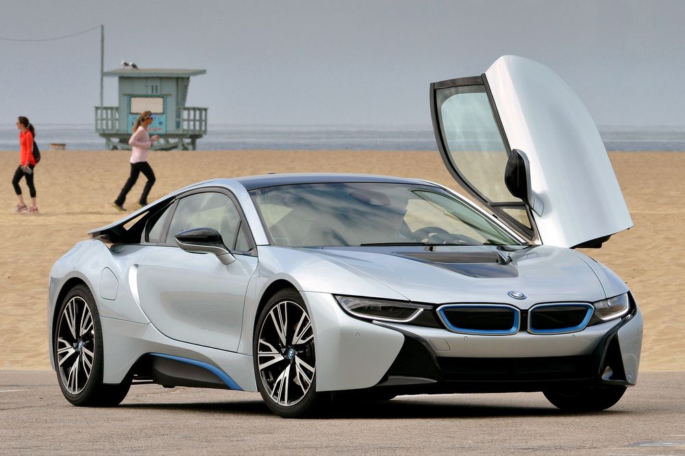 Mit is tud a BMW i8? 10