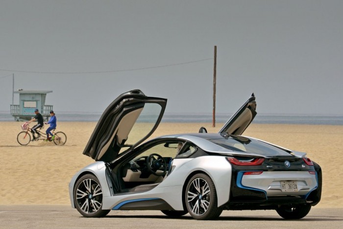 Mit is tud a BMW i8? 7