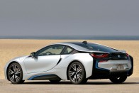 Mit is tud a BMW i8? 23