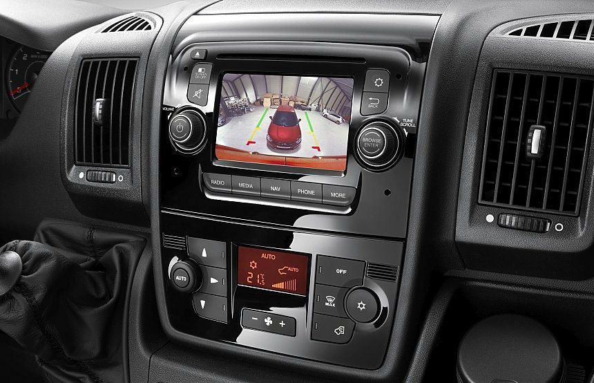 A műszerfal mellett a Citroën a középkonzolt is teljesen átszabta. A képernyő segítségével a navigációs rendszer, valamint a tolatókamera is vezérelhető