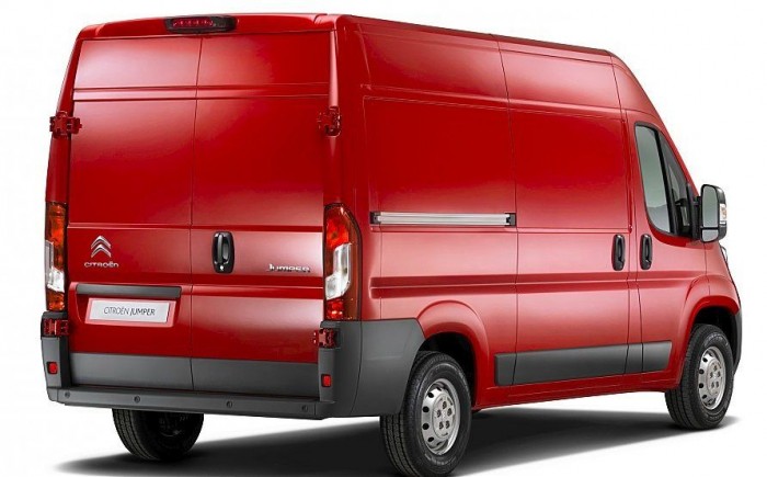 A hátsó lámpák feljebb kerültek, mivel a megújult Jumper szélesebb lökhárítókat kapott 