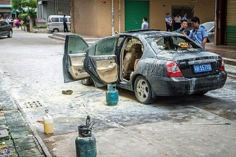 Rágyújtotta az autót terhes barátnőjére