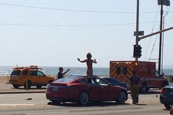 Meztelenre vetkőzött a csúcsforgalomban