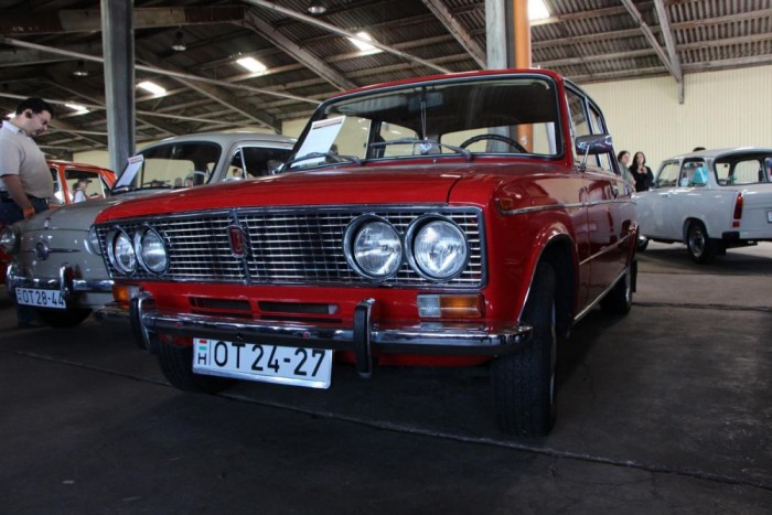 Együtt buliztak a legszebb magyar szociautók 9 VAZ 2103 avagy az ezeröcsi, 1977-ből. Ez a példány négyfokozatú váltóval szerelt, és teljes restauráláson esett át, fiatalkori énje muzeális értékként marad az utókorra.