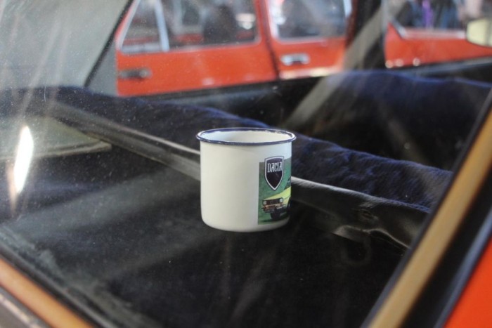 Dacia bögre, ami elárulja, milyen autó következik.